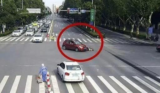 开车撞死一个闯红灯的人，要不要赔钱？交警说需要承担10%的责任