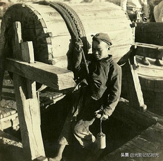 老照片：1941年河北邯郸磁县土法挖煤