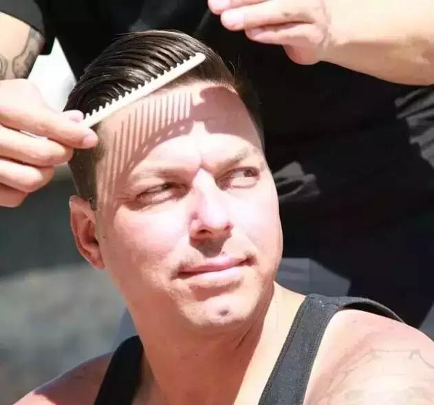 年薪500万发型师为流浪汉理发！只是修理下头发，竟可以秒变精英