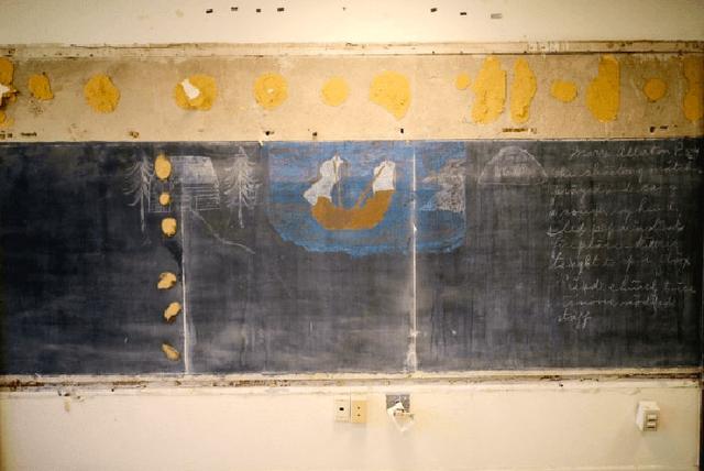 美国一学校装修，发现100年前黑板，上面还保留着古老的乘法口诀
