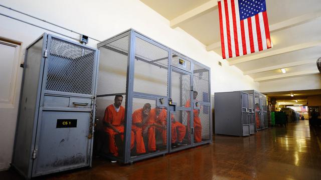 狱警囚犯相继感染，美国做出一个空前举措：十几个州大量释放囚犯