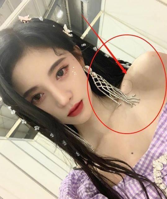 杨幂为显好身材费尽心机被曝用假屁股现场假体移位太尴尬