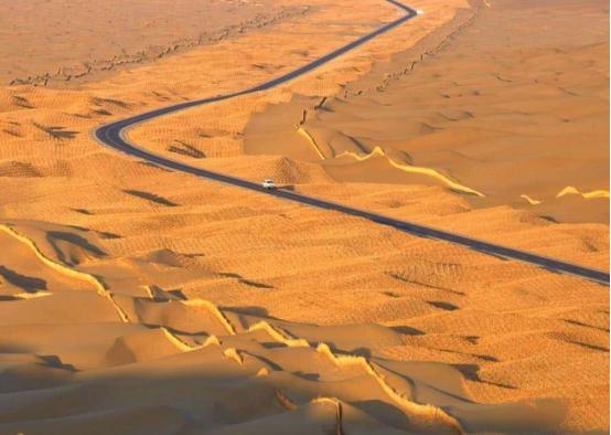 最美的4条自驾游公路，青山绿水风景美，更有“危险”的沙漠公路