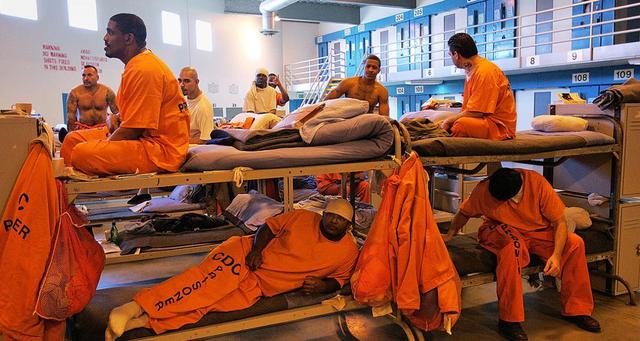 狱警囚犯相继感染，美国做出一个空前举措：十几个州大量释放囚犯
