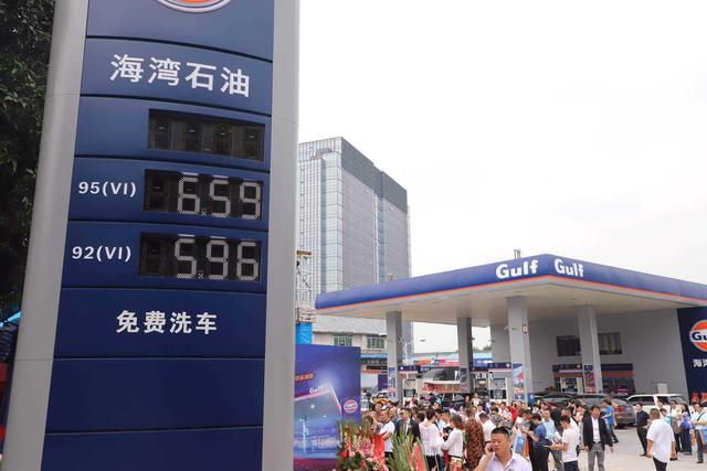 在美国，200元人民币能加多少油？中国车主哭了：差距太大！