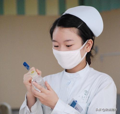 在医院喊护士换针水，是称呼“护士”，还是称呼“医生”显得更有礼貌？